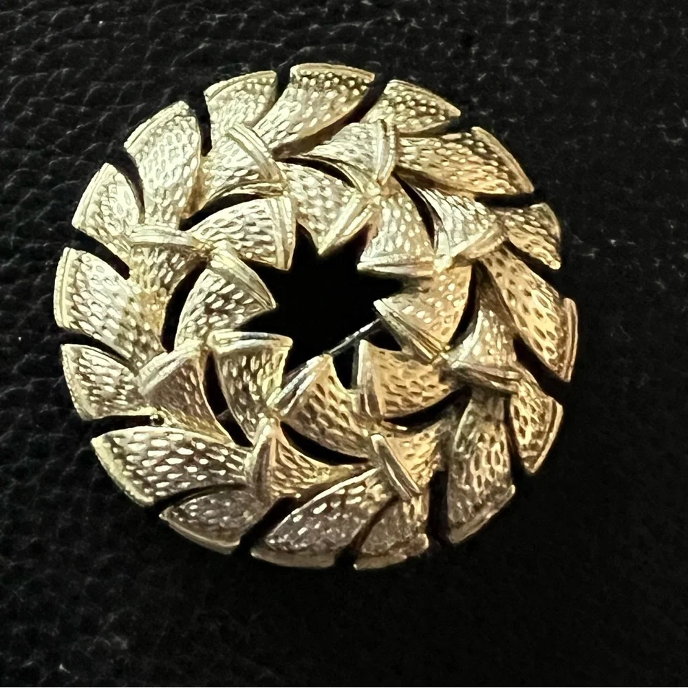 Vintage Corocraft Gold Wreath Brooch